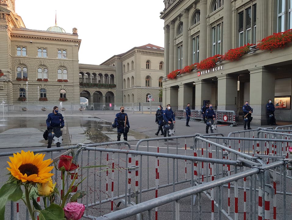 Die Polizei stellt weitere Gitterabsperrungen auf dem Bundesplatz auf.