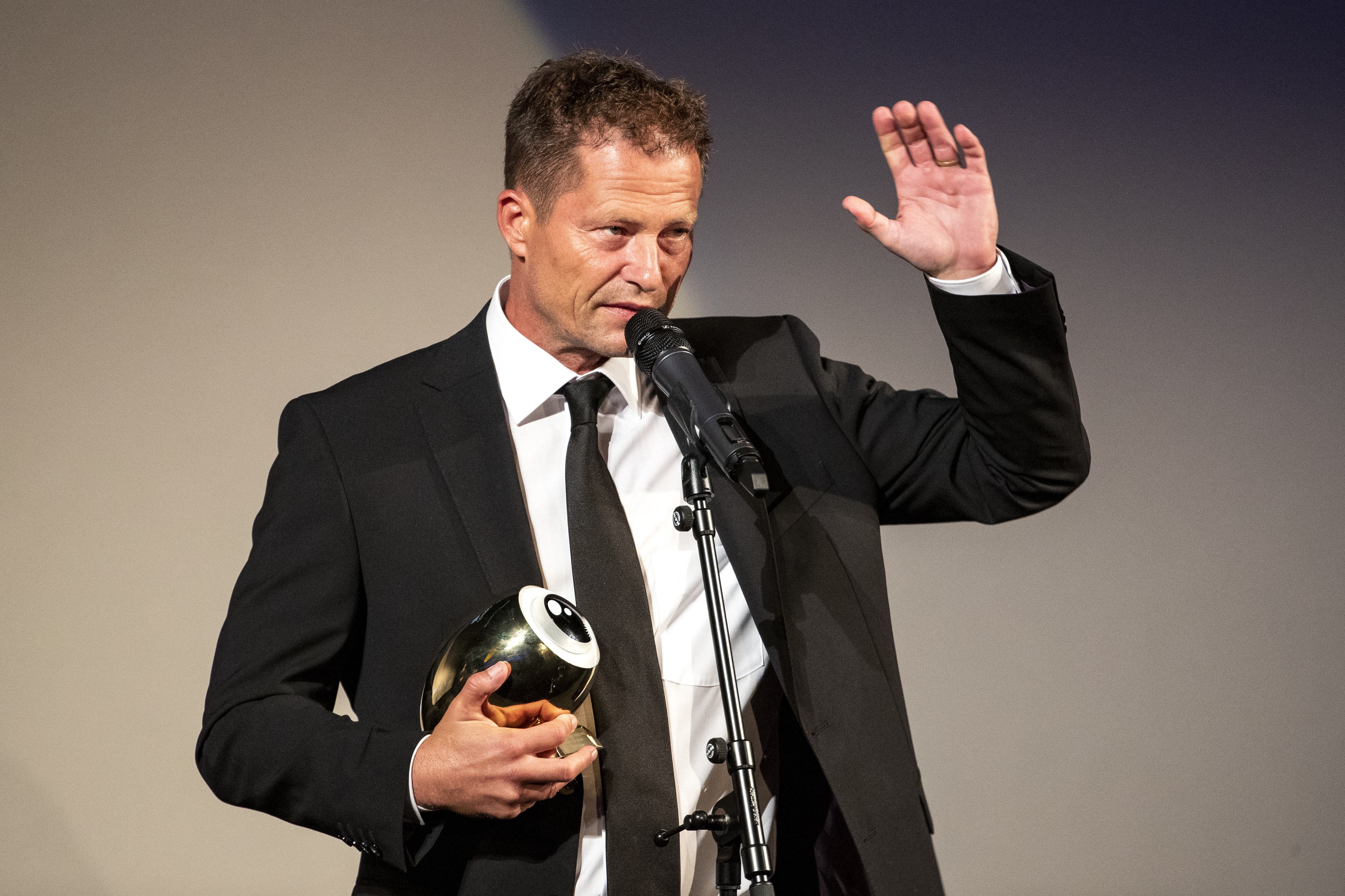 Auszeichnung für den Film über eine 16-jährige Krebskranke: Schauspieler und Regisseur Til Schweiger nimmt den Award am Zurich Film Festival (ZFF) 2020 entgegen. 