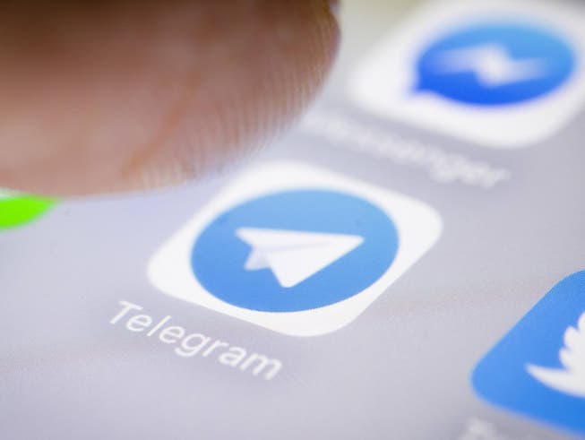 Im Zeitalter der sozialen Netzwerke verbreiten sich Falschmeldungen und Verschwörungstheorien noch schneller als das Virus selbst. Besonders Telegram gilt als Plattform der Gegenöffentlichkeit.