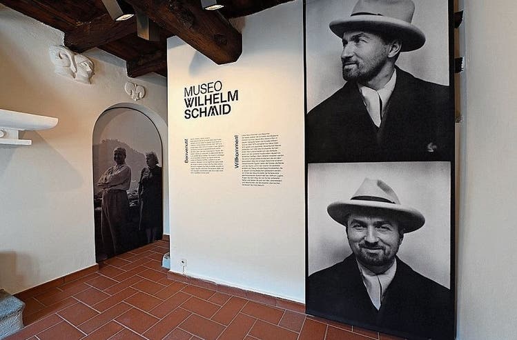 Im neugestalteten Museum in Brè Lugano grüsst Wilhelm Schmid das Publikum am Eingang.