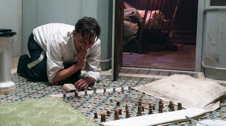 Oliver Masucci stemmt sich als Dr. Bartok mit dem heimlichen Schach gegen die geistige Aushungerung in der Gestapohaft. (Bild: Walker + Worm Film)