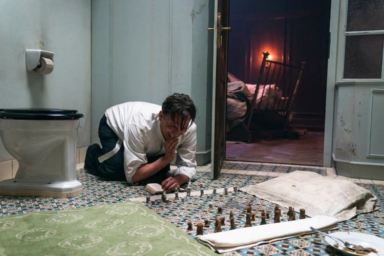 Oliver Masucci stemmt sich als Dr. Bartok mit dem heimlichen Schach gegen die geistige Aushungerung in der Gestapohaft.