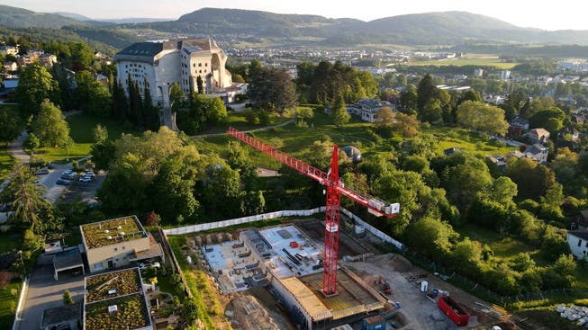 Blick auf die Baustelle für die Überbauung La Colline in Arlesheim. Im Hintergrund: Das Goetheanum in Dornach. 