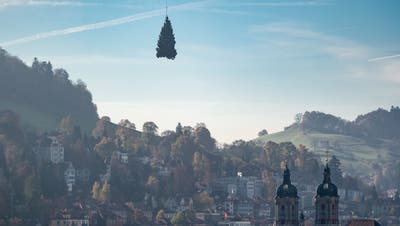 Eine Weihnachtstanne kommt auf den Klosterplatz geflogen – hier beispielsweise Anfang November 2016. (Bild: Benjamin Manser / KEYSTONE)