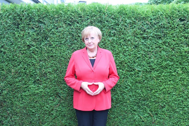 Die Raute macht sie schon beinahe automatisch, sobald sie den «Merkel-Blazer» trägt: Ursula Wanecki im Garten ihres Hauses in Attendorn.