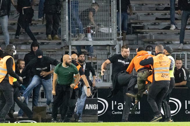 Am Mittwoch stürmten in Angers stürmten Fans auf den Platz.