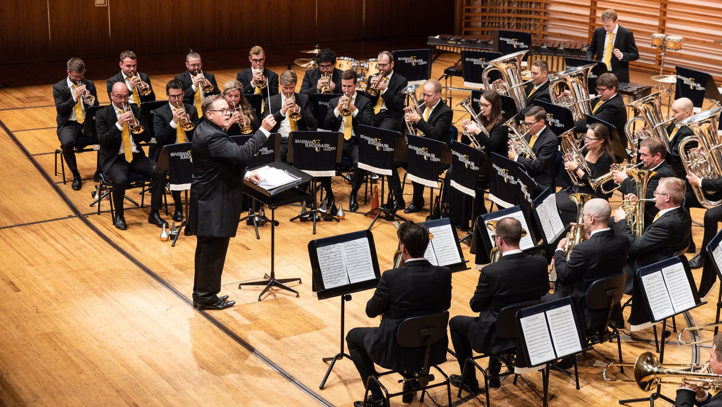 Die Brassband Bürgermusik Luzern mit ihrem Dirigenten Michael Bach 2021 im KKL. (Bild: Manuela Jans-Koch (Luzern, 23. September 2021))