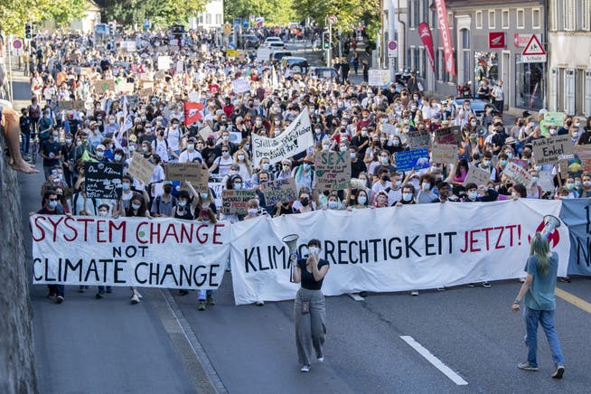 Die Klimabewegung ging am Freitag in verschiedenen Städten auf die Strasse, unter anderem in Zürich.