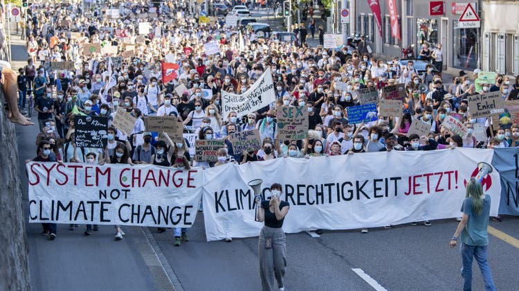 Die Klimabewegung ging am Freitag in verschiedenen Städten auf die Strasse, unter anderem in Zürich. (Keystone)