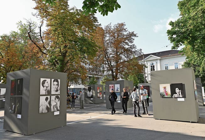 Die Fotoausstellung während des International Photo Festival auf dem Munzingerplatz.