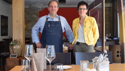 Die Tische im «Rössli» in Wohlen bleiben derzeit fast immer leer. Event- und Gastromanager Serge Derouck und Inhaberin Anita Wohler-Stenz kämpfen mit 50 bis 60 Prozent Gästerückgang. (Pascal Bruhin)