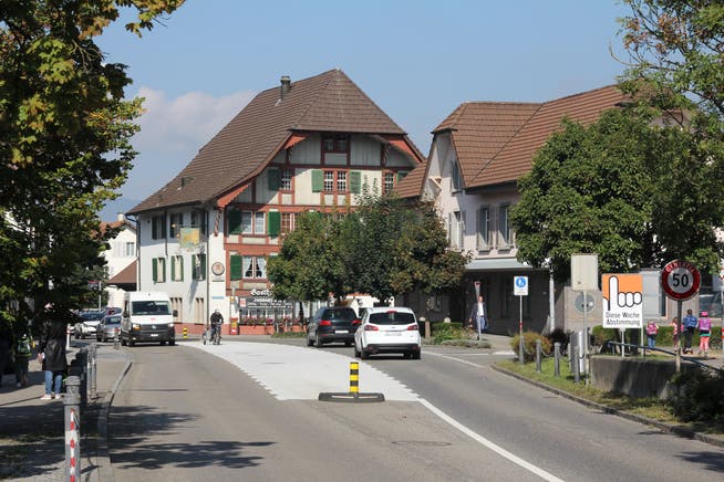 Die Kantonsstrasse in Gränichen soll saniert werden. Der Mittelstreifen soll wie beim Gasthof zum Löwen und dem ehemaligen Bahnhof (heute Valiant-Bank) über weite Strecken durchgehend werden.