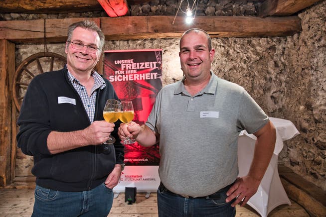 Daniel Eggenberger und Raphael Mayr stossen auf die Auszeichnung «Amriswiler Feuerwehrmann des Jahres» an.