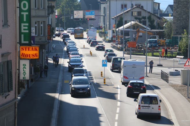 Der Verkehr rollt nun auf der sanierten Strasse durch Laufenburg.