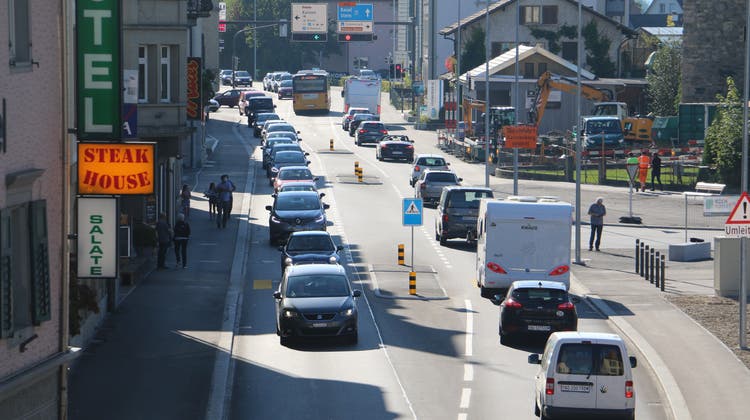 Der Verkehr rollt nun auf der sanierten Strasse durch Laufenburg. (Dennis Kalt / Aargauer Zeitung)