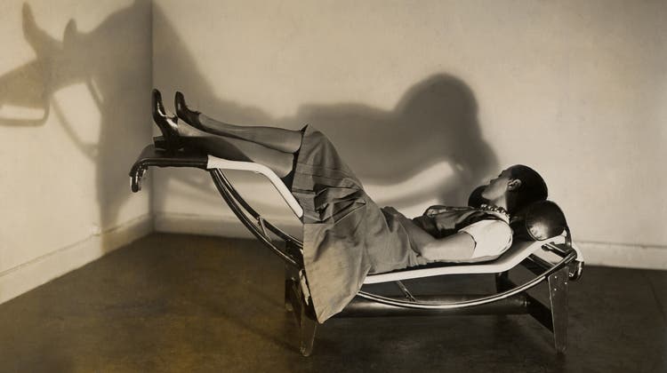 Charlotte Perriand auf der «Chaise longue basculante», 1929. (zvg)