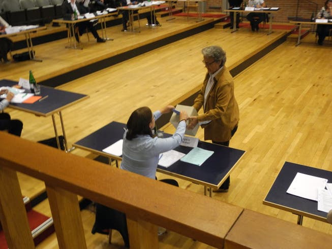 Bei diversen Kommissionen und Vertretungen kam es zu Kampfwahlen: SP-Präsidentin Angela Kummer bei der Stimmabgabe bei Stadtschreiberin Luzia Meister.