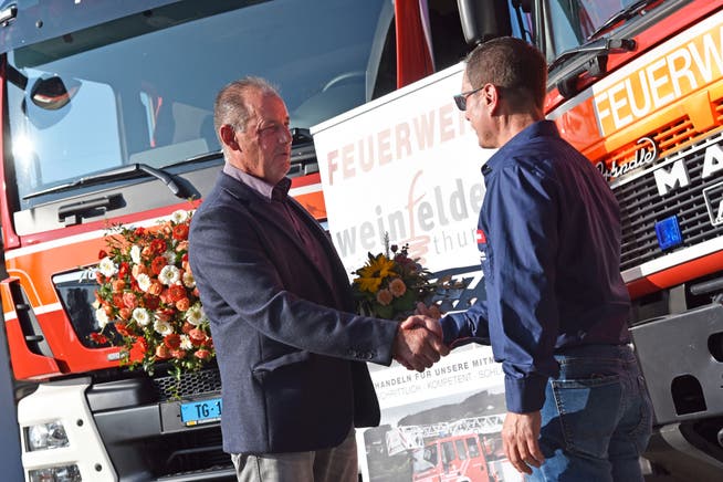 Stadtrat Hans Eschenmoser überreicht Feuerwehrkommandant Jürgen Bröll den Schlüssel für das neue Tanklöschfahrzeug.