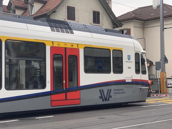 Dietikon 9 Jahriges Madchen Bei Zusammenstoss Mit Zug Verletzt Bahnstrecke Fur Rund Eine Stunde Gesperrt