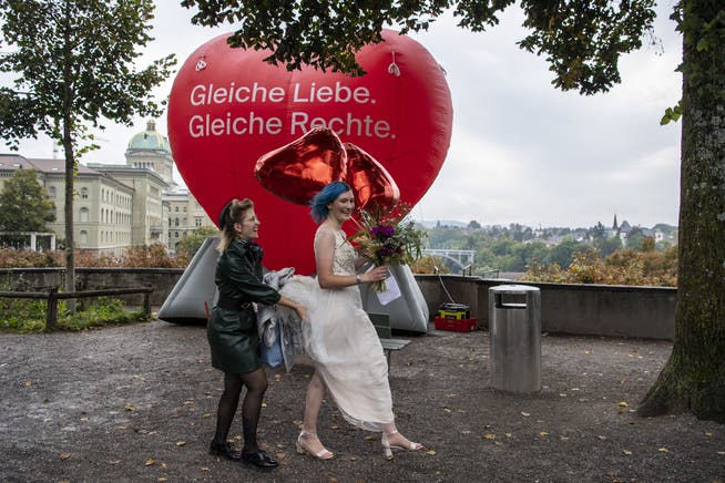 Seit Sonntag ist klar: Die «Ehe für alle» wird Tatsache. Die Schweizer Presse freut sich mit.