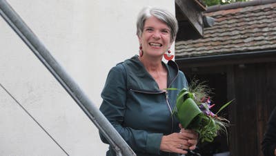 Rosi Magon freut sich an der Wahlfeier neben der Bossartschüür über den Linksrutsch im Gemeinderat Windisch. (Claudia Meier (26. September 2021))