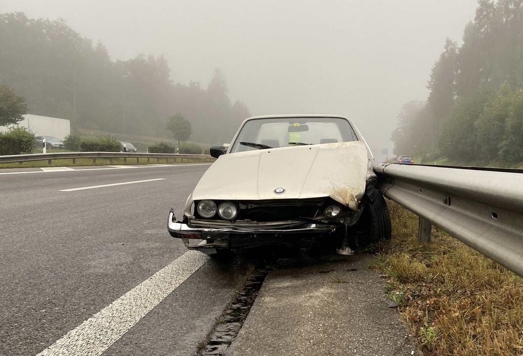 Lenzburg/A1 AG, 26. September: Ein Automobilist verlor die Herrschaft über seinen Wagen und prallte gegen die Leitplanken. Er war alkoholisiert. Zudem besteht der Verdacht auf Drogeneinfluss.