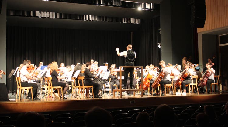 Das Regionale Jugendsymphonieorchester Solothurn, verstärkt durch das Orchester der Kantonsschule, spielte am Samstag im Parktheater. (at.)