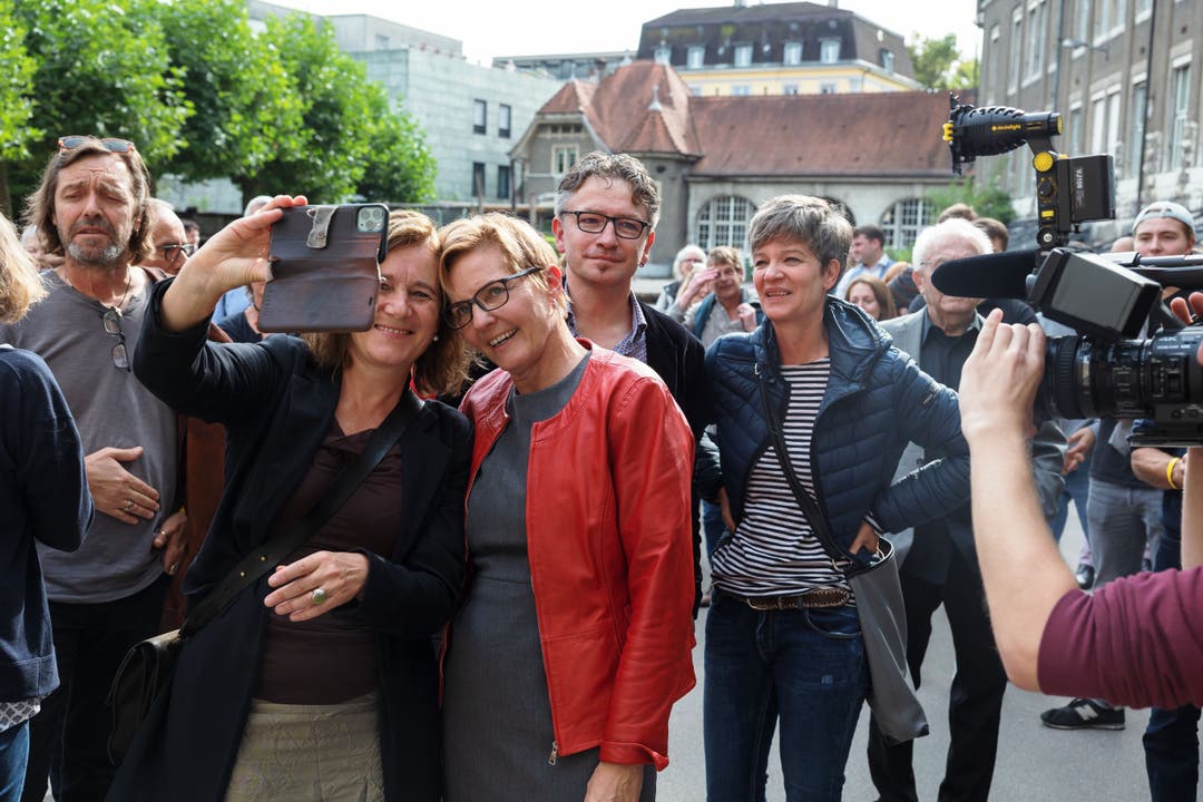 Franziska Roth macht ein Selfie mit der frisch gewählten Stadtpräsidentin.