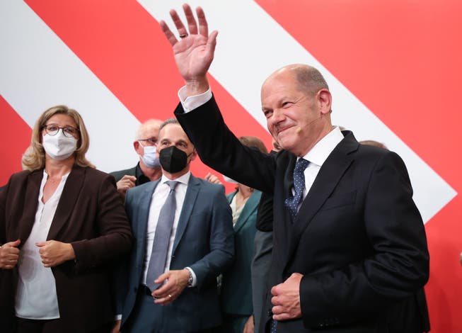 Zufriedenes Winken, aber keine siegesgewisse Jubelpose: Olaf Scholz gestern bei der SPD-Wahl-Party in Berlin.