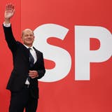 Winkt hier der nächste Kanzler Deutschlands? Olaf Scholz betritt die Bühne in der SPD-Parteizentrale in Berlin siegessicher. (Maja Hitij/ Pool / EPA)