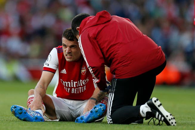 Kurz nach dem Zusammenprall mit Lucas Moura sitzt Granit Xhaka auf dem Rasen. Wie schlimm ist sein rechtes Knie verletzt?