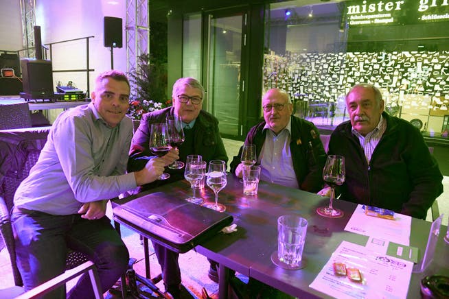 Tino Kesseli, OK-Mitglied «100 Jahre FC Buchs» mit Ehrenpräsident Jack Rhyner und den Buchautoren Hans Jakob Reich und Hansjakob Gabathuler in gemütlicher Runde (von links).
