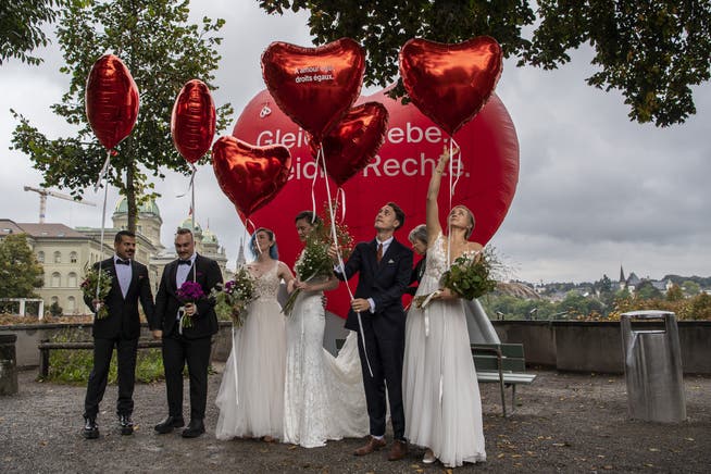 Der Weg für die Heirat für gleichgeschlechtliche Paare ist geebnet: Die Operation Libero inszeniert am Abstimmungssonntag mit Brautpaaren eine «Ehe für alle».