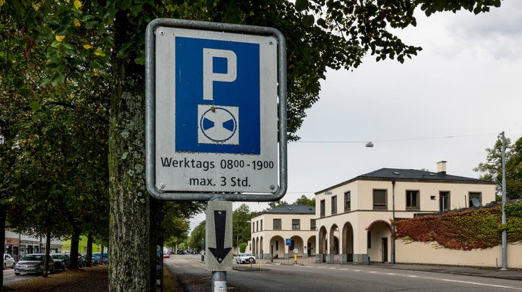 Die Parkplätze sind und bleiben im Kanton Basel-Stadt ein heisses Thema: Am Sonntag hat das Stimmvolk den Abbau von 48 Parkplätzen am Friedhof Hörnli abgelehnt. (Kenneth Nars)