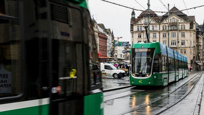 BVB-Trams in der Innenstadt beim Marktplatz: oft wirken sie wie riesige grüne Wände. (Kenneth Nars)