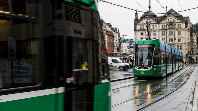 BVB-Trams in der Innenstadt beim Marktplatz: oft wirken sie wie riesige grüne Wände.