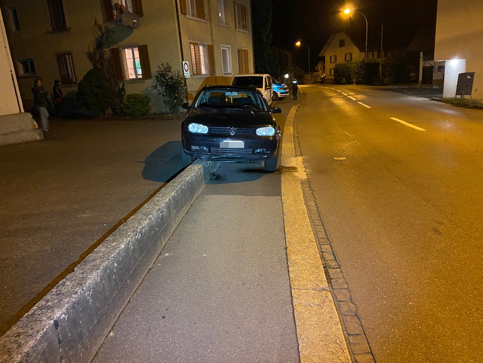 Boniswil AG, 26. September: Ein 34-jähriger Autolenker die Herrschaft über sein Auto und prallte gegen eine Stützmauer.