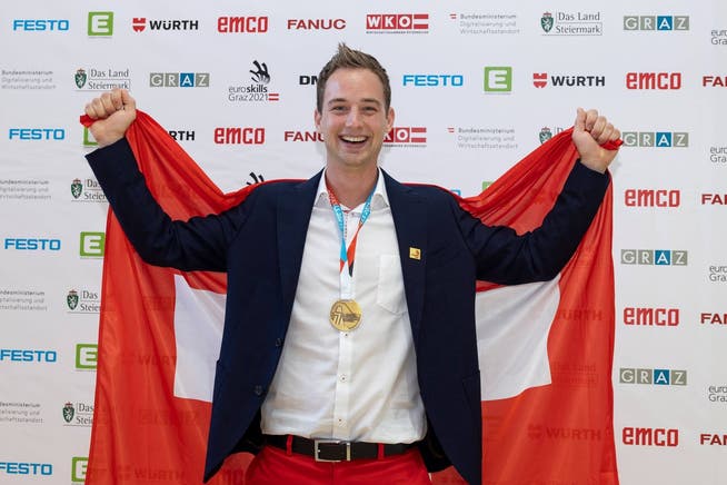 Der Boswiler Elektroinstallateur Simon Koch gewinnt an den EuroSkills 2021 in Graz Gold.