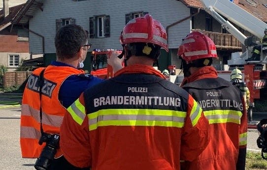 Polizei und Brandermittlung an der Unglücksstelle in Lohn-Ammannsegg.