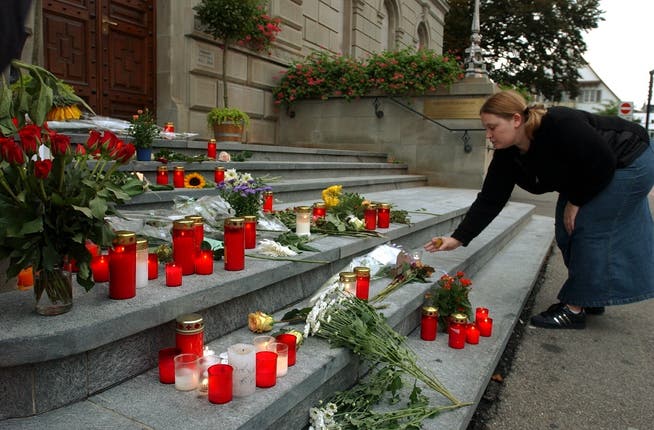 Vor 20 Jahren wurden im Zuger Regierungsgebäude 14 Politiker und Politikerinnen getötet. Seither wird jedes Jahr den Opfern gedacht.