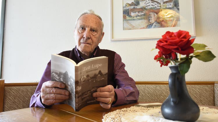 Franz Stöckli aus Oberrüti ist 92 Jahre alt und hat das Buch «Zeit-Lupe» geschrieben. Darin sammelte er Erinnerungen aus seinem und dem Leben seines Grossvaters. (Melanie Burgener)