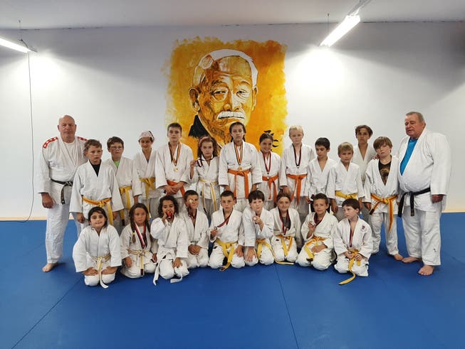 Der erfolgreiche Nachwuchs des Grenchner Judoclubs posiert vor dem Portrait des Begründers der Judo-Disziplin, Professor Jigoro Kano, im neuen Grenchner Vereinslokal.