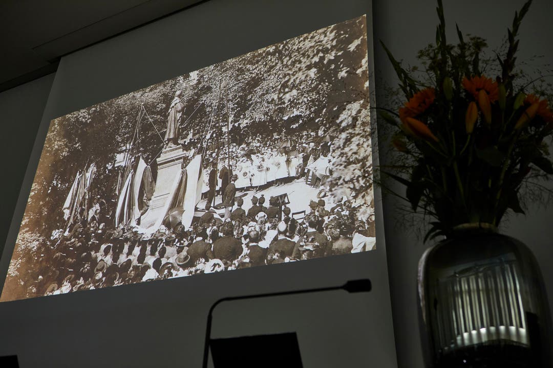 Projektion von Ausschnitten des Zschokke-Films von Matthias und Adrian Zschokke an der Jubiläumsfeier zum 250. Geburtstag von Heinrich Zschokke.