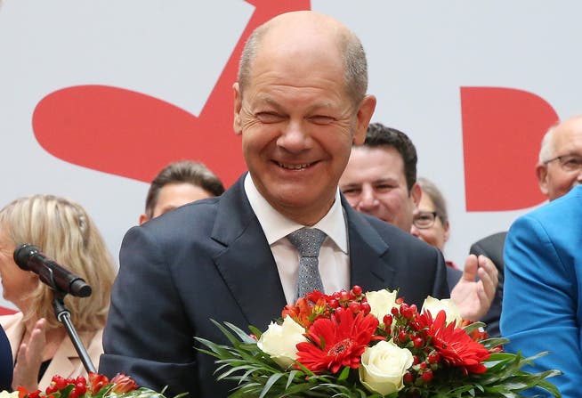 Am Tag nach der Bundestagswahl steht Olaf Scholz, Kanzlerkandidat der SPD, auf der Bühne im Willy-Brandt-Haus.