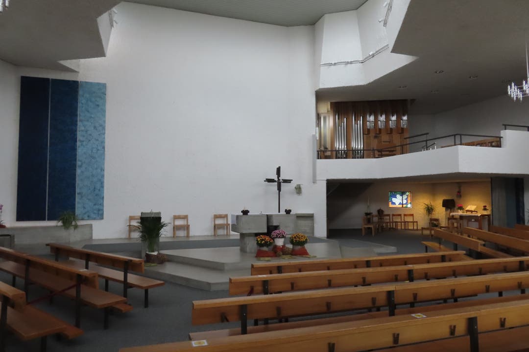 Der Altar steht im Zentrum der Guthirtkirche.