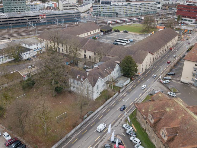 Auf der rund 2500 Quadratmeter grossen Parzelle neben dem Zeughaus soll ein Integrationszentrum gebaut werden: Das ehemalige Kantonsschülerhaus wird abgerissen.