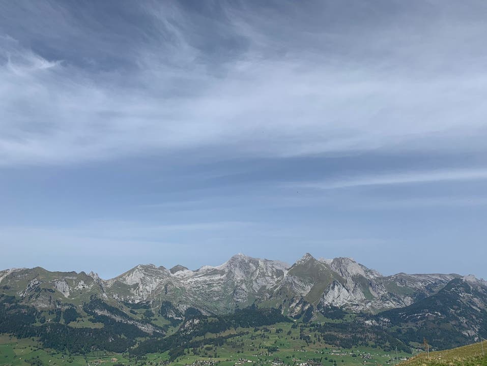 Wer beim Aufstieg Richtung Chäserrugg innehält und sich umdreht, sieht den Alpstein mit dem Säntis in der Mitte.