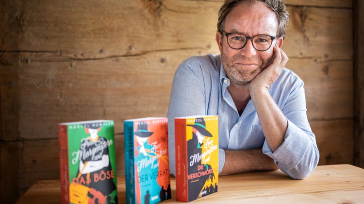 Autor Marcel Huwyler ist glücklich darüber, dass seine Neuerscheinung es direkt in die Top 10 des Schweizer Buchhandels geschafft hat. (Remo Naegeli)