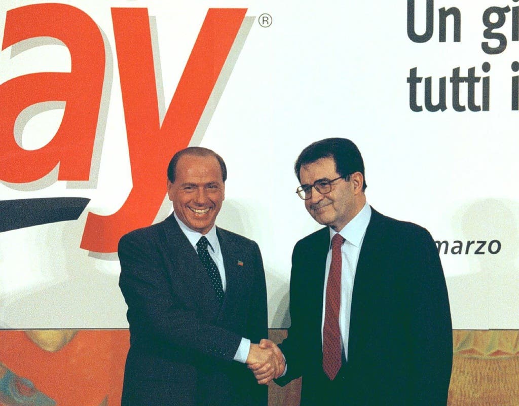 Silvio Berlusconi (links), hier mit dem damaligen italienischen Ministerpräsidenten Romano Prodi 1996 in Rom. Bereits 1994 war Berlusconi mit der von ihm gegründeten politischen Bewegung «Forza Italia» in die Politik eingestiegen und an der Regierung beteiligt.