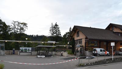 Der Tatort in Rikon am Bahnhof wurde anbgesperrt. (Kantonspolizei Zürich)